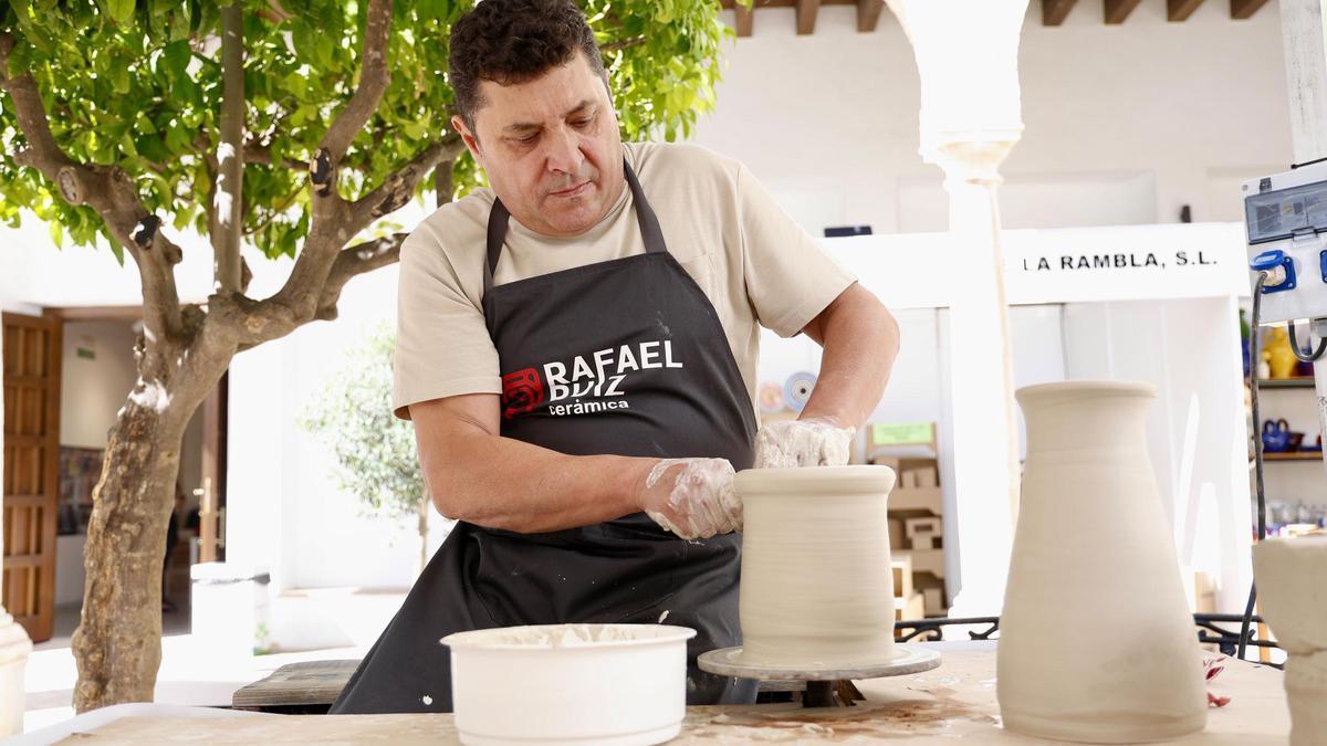 Un alfarero de La Rambla.
