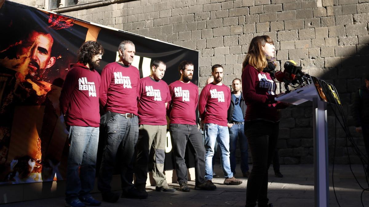 Los detenidos por quemar fotos del Rey en la Diada explican en una ruede de prensa su negativa a comparecer ante el juez, el pasado 2 de diciembre.