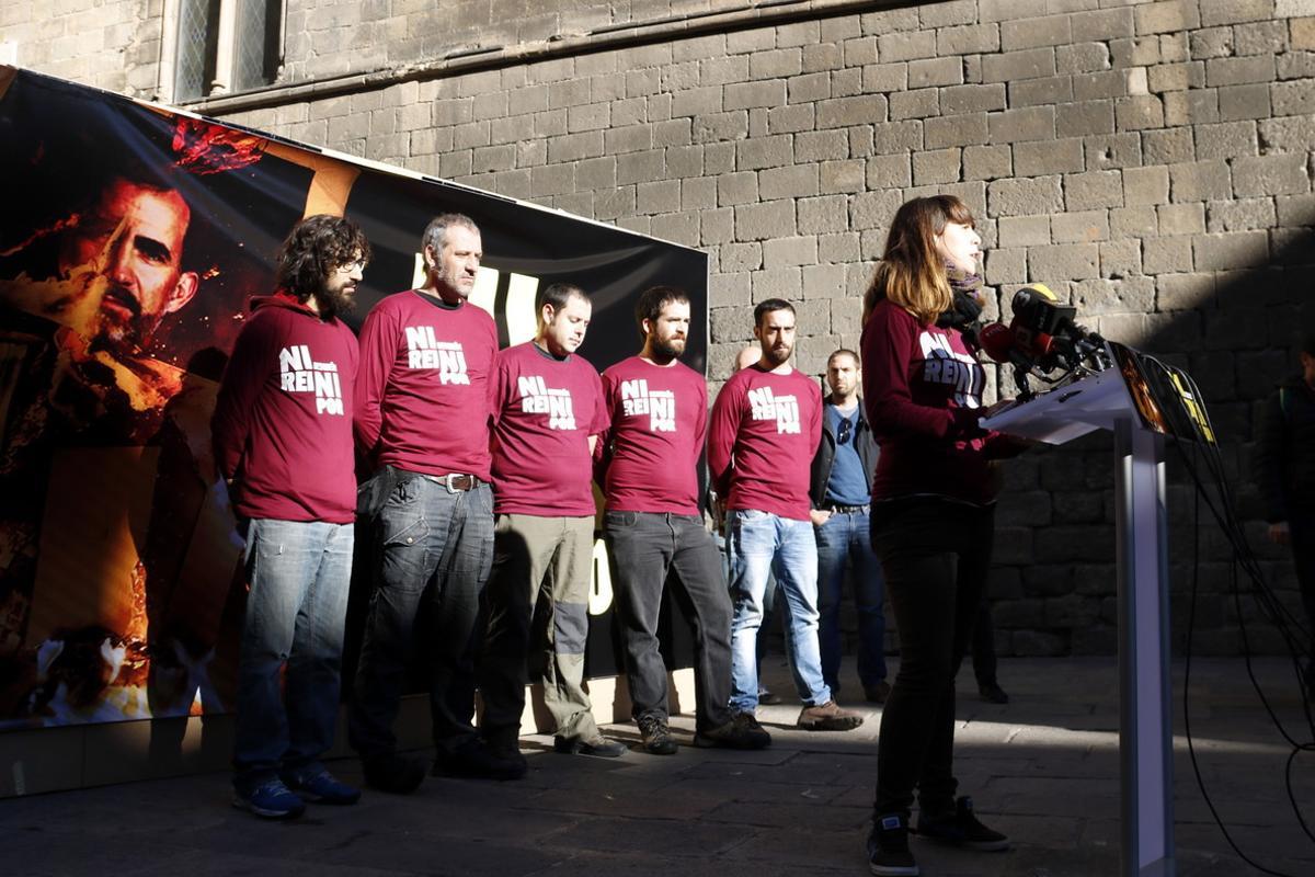 Los detenidos por quemar fotos del Rey en la Diada explican en una rueda de prensa su negativa a comparecer ante el juez, el pasado 2 de diciembre de 2016.