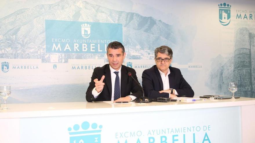 El alcalde de Marbella, José Bernal, y el portavoz del equipo de gobierno, Javier Porcuna.