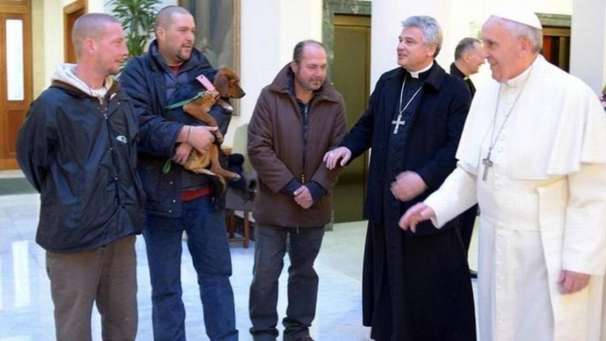 El Papa celebra su cumpleaños desayunando con cuatro &#039;sintecho&#039;