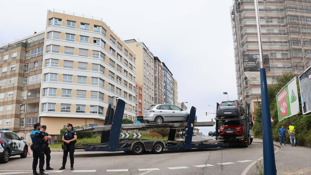 Un camión con una rueda reventada bloquea la rotonda de Travesía de Vigo con Buenos Aires.