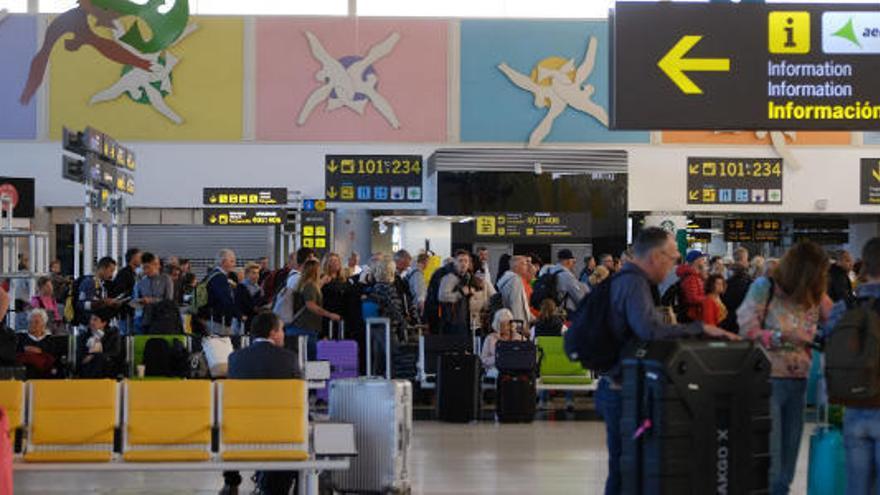 El ambiente en el Aeropuerto de Gran Canaria en el día 1 de la cuarentena por el coronavirus