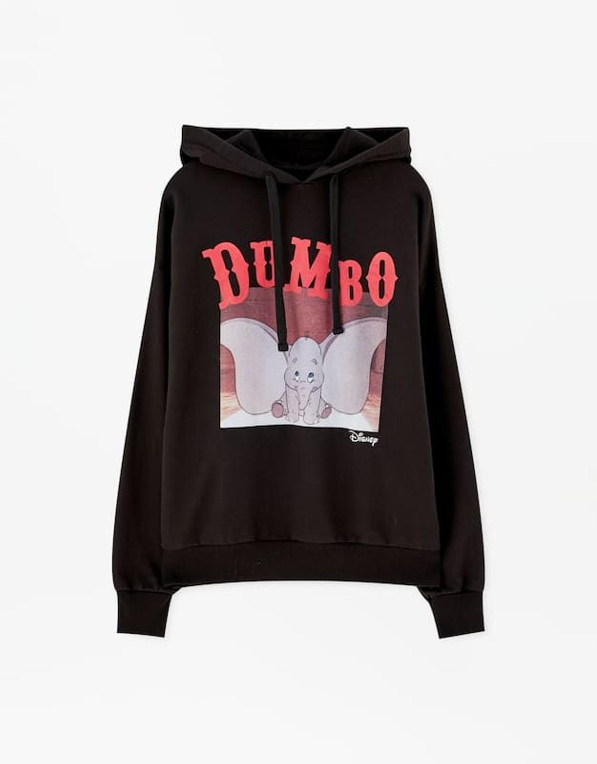 Sudadera negra de Dumbo con capucha de Pull&amp;Bear. (Precio: 22, 99 euros)