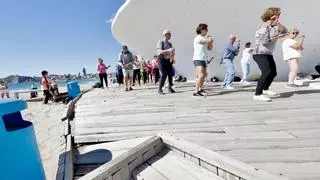 Adiós a la pasarela de madera estropeada del paseo de Poniente de Benidorm