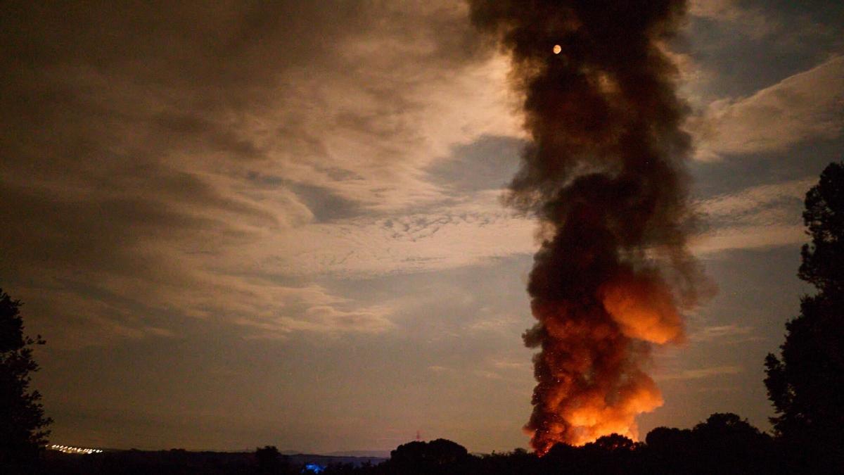 Un incendio provoca una nube tóxica y una espectacular columna de humo en Vilobí