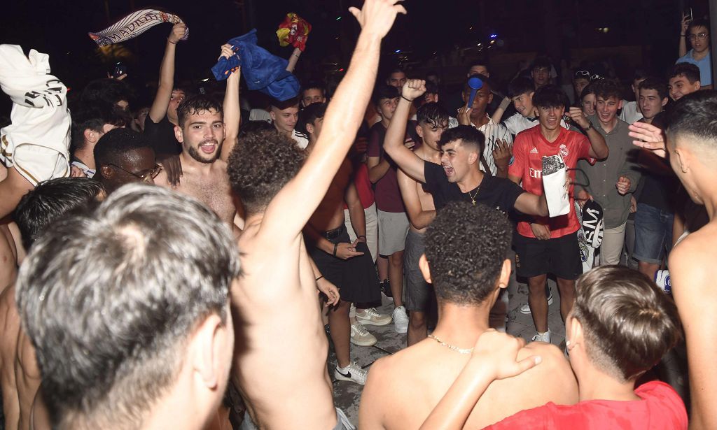 Así celebraron los madridistas la decimocuarta en la Plaza Circular de Murcia