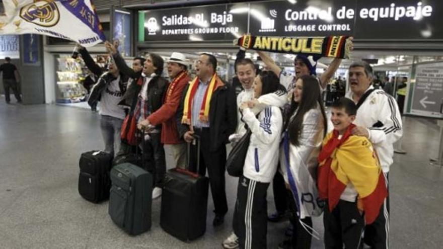 Cientos de aficionados del Real Madrid salen en autobús hacia Valencia