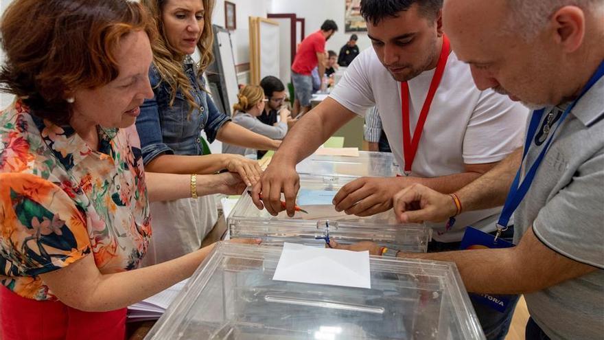 El PSOE consigue mayoría absoluta en Extremadura y el PP pierde ocho diputados