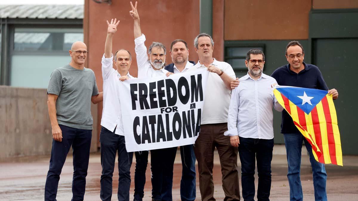Los presos del ’procés’ abandonan la cárcel tras el indulto del Gobierno..