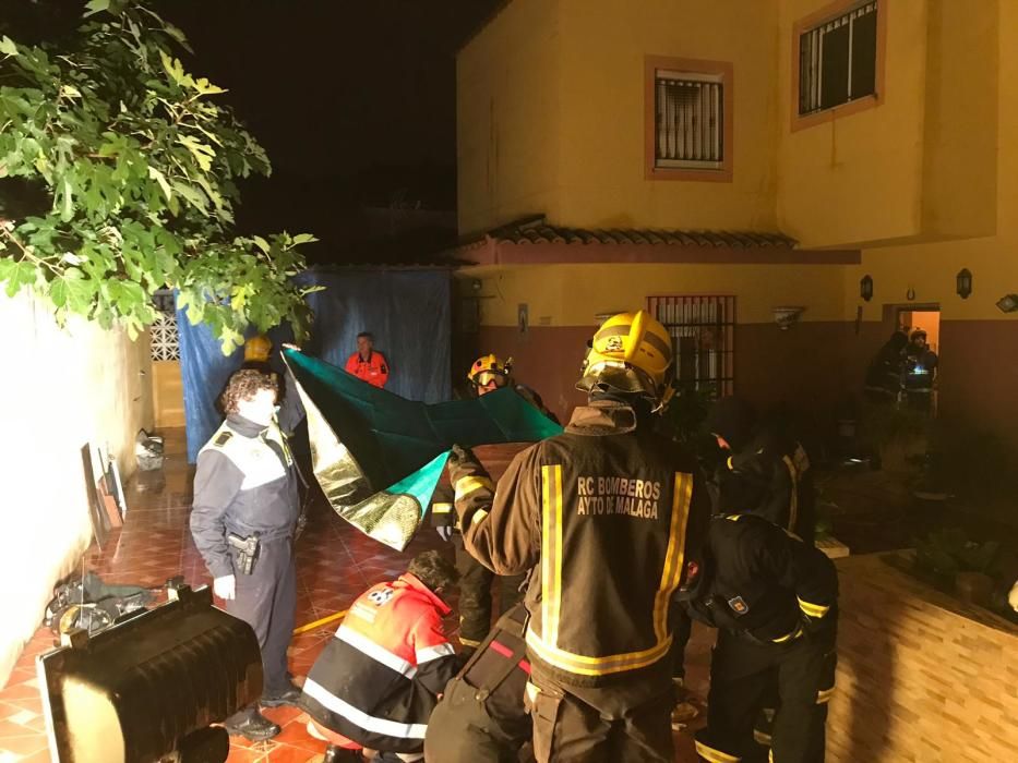 El fuego declarado en una vivienda de dos plantas en la Carretera de la Fresneda se saldó con una persona fallecida y otra herida por inhalación de humo