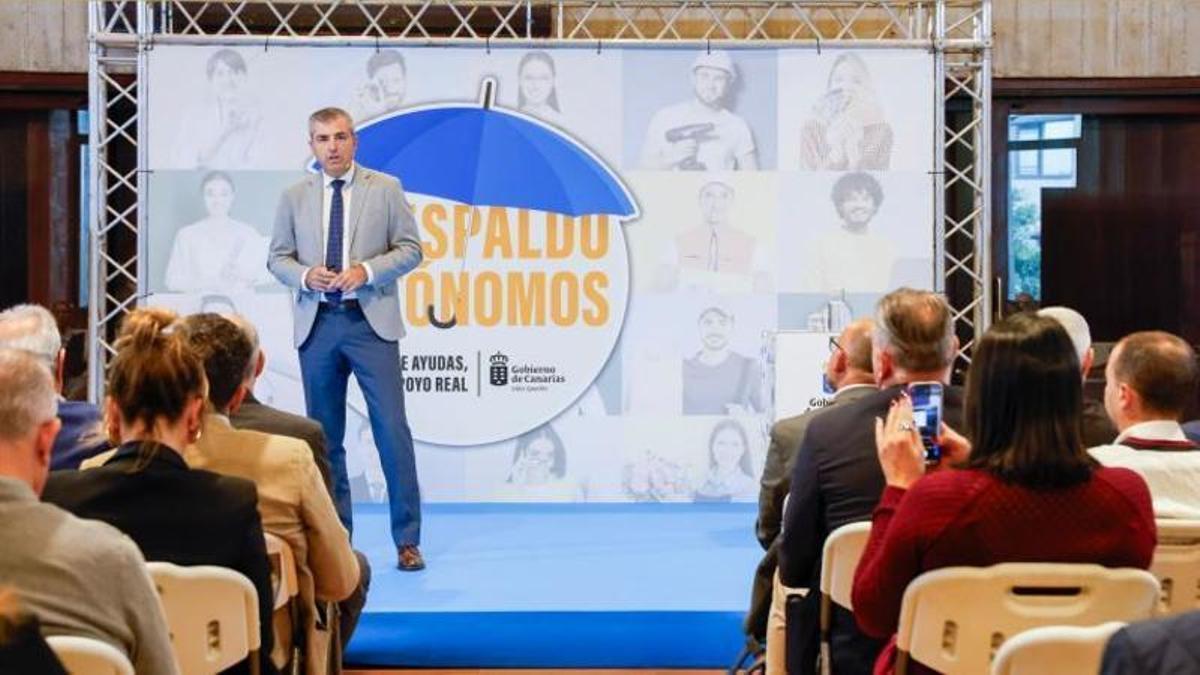 El vicepresidente del Gobierno de Canarias, Manuel Domínguez, durante la presentación del Plan Respaldo Autónomos