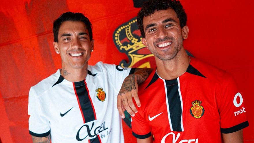 Antonio Sánchez y Mateu Jaume posan con la segunda y primera equipación.