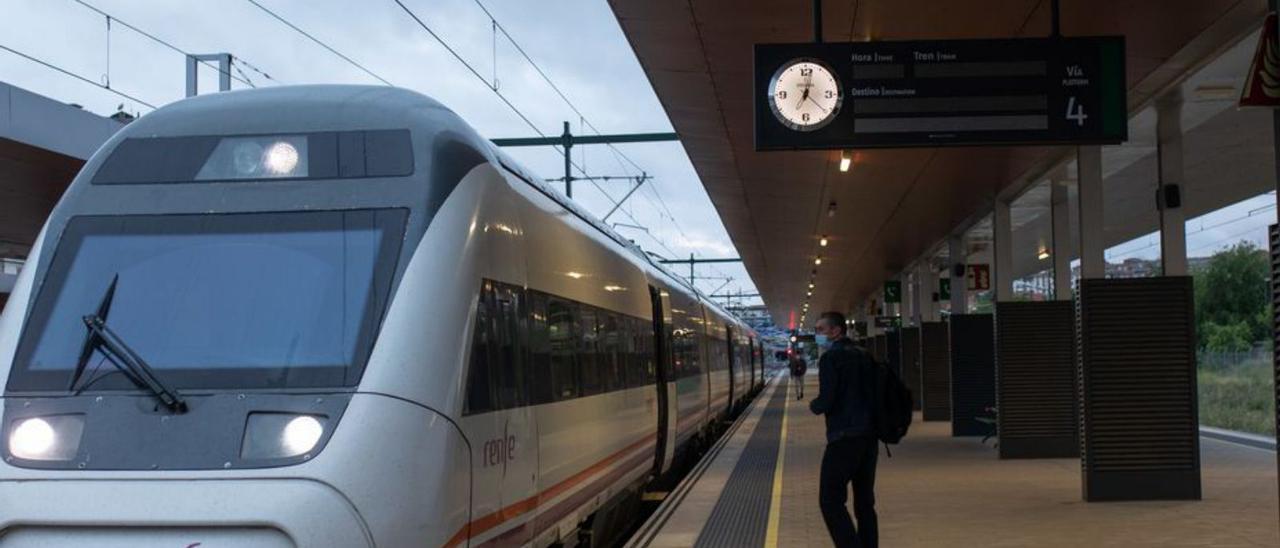 Una persona se dispone a coger el tren en Zamora. |