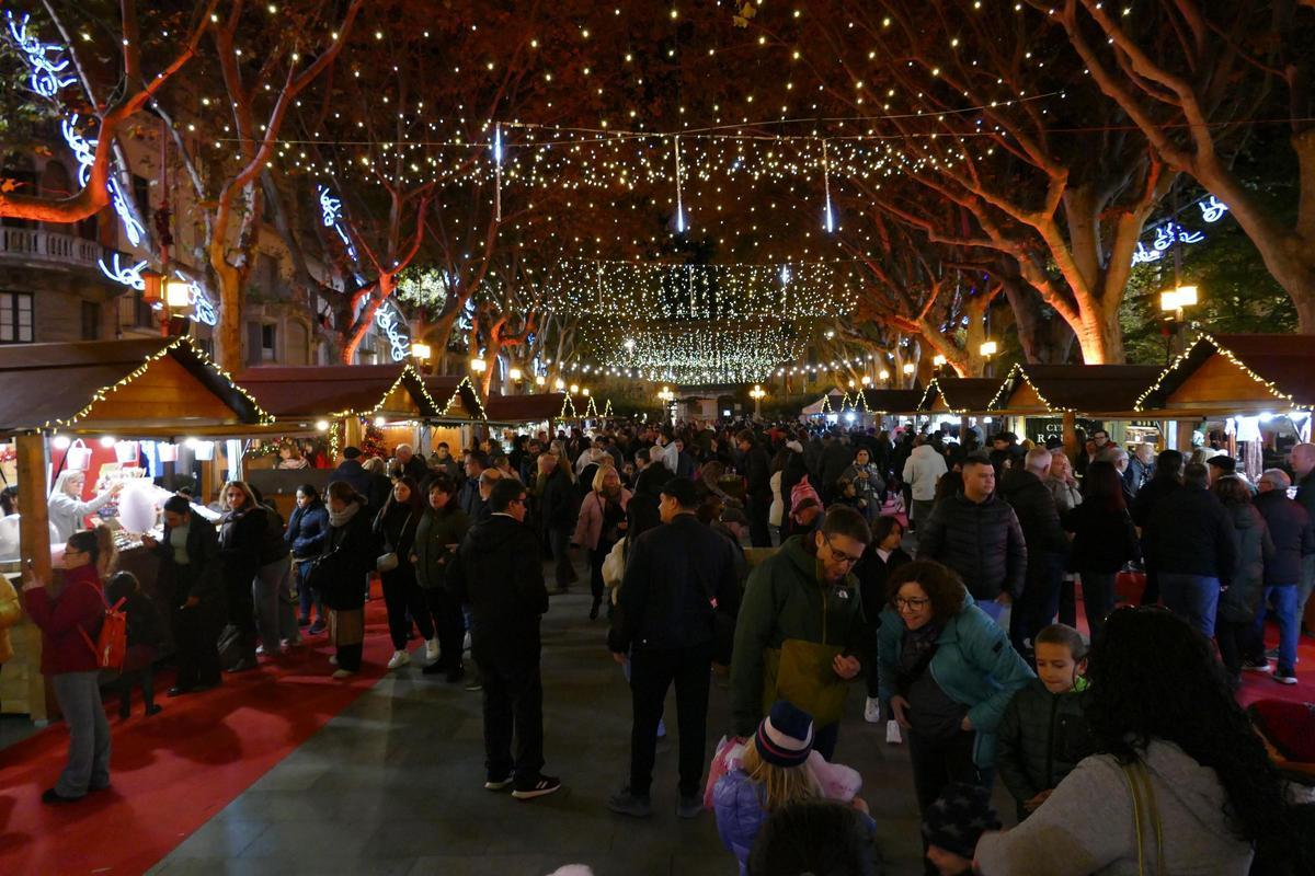 EN IMATGES | El Mercat de Nadal de Figueres atrau centenars de persones