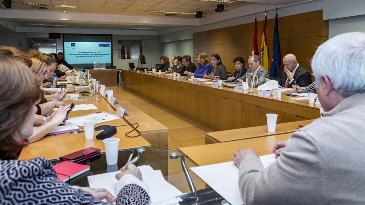 La Comunidad de Madrid refuerza el papel consultivo y de colaboración de la Mesa de Diálogo de la Población Gitana.
