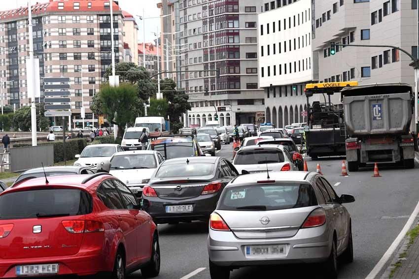 La reposición del firme en un paso de peatones inutilizado ha afectado al tráfico en zonas como la plaza de Pontevedra, San Andrés y Juana de Vega.