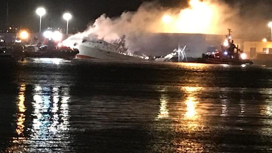 El incendio castiga ya al pesquero de Bouzas con una escora extrema