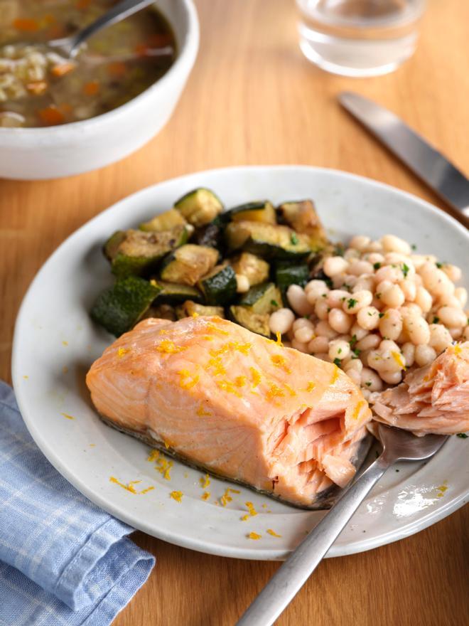 Salmón a la naranja con alubias Sant Pau y calabacín