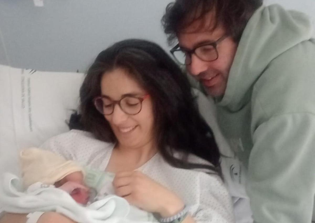 Marieta, primera niña nacida en el hospital de Montilla, junto a sus padres, Eva y Carlos.