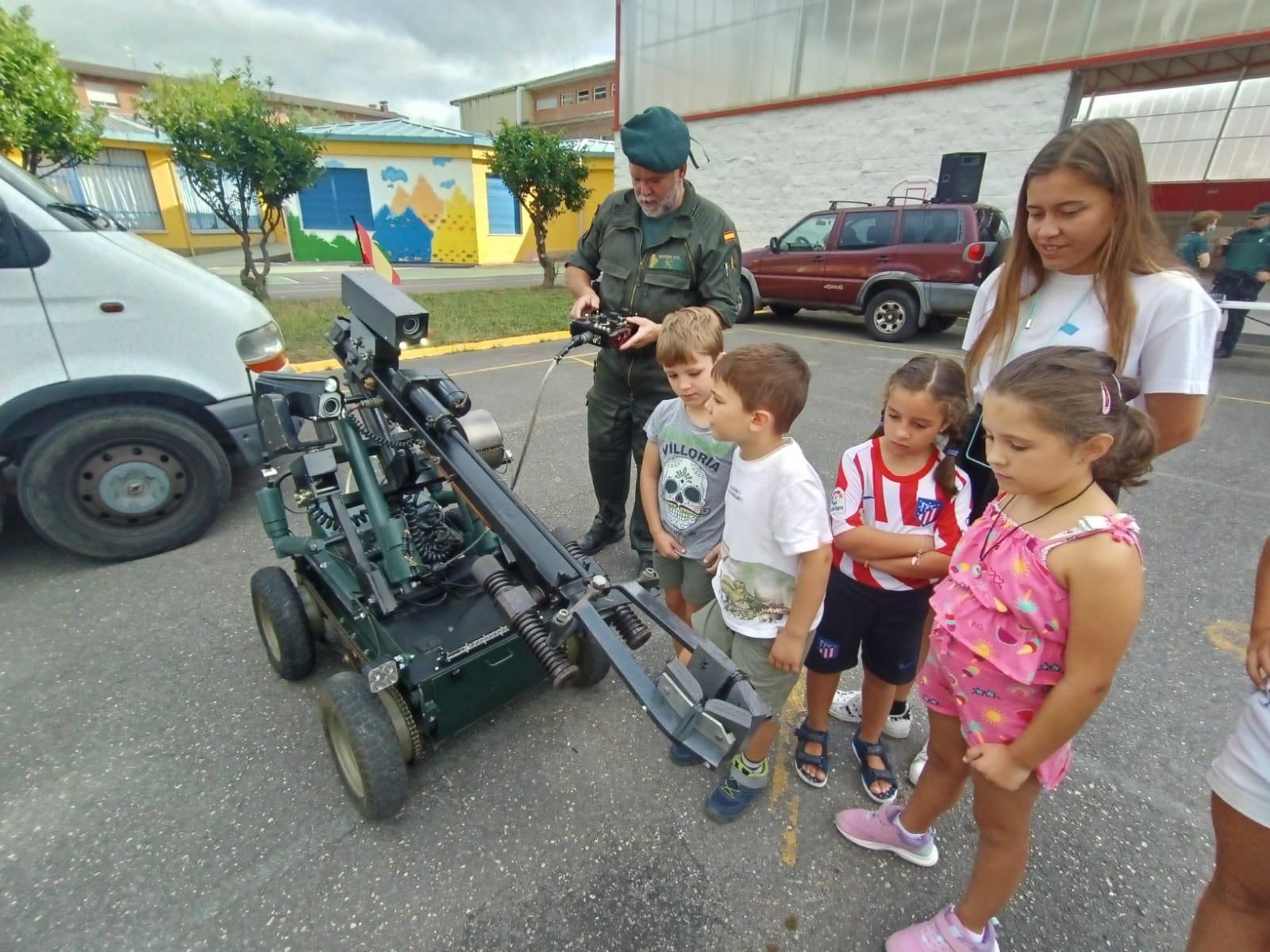 Demostración de la Guardia Civil en el colegio Elena Sánchez Tamargo de Laviana