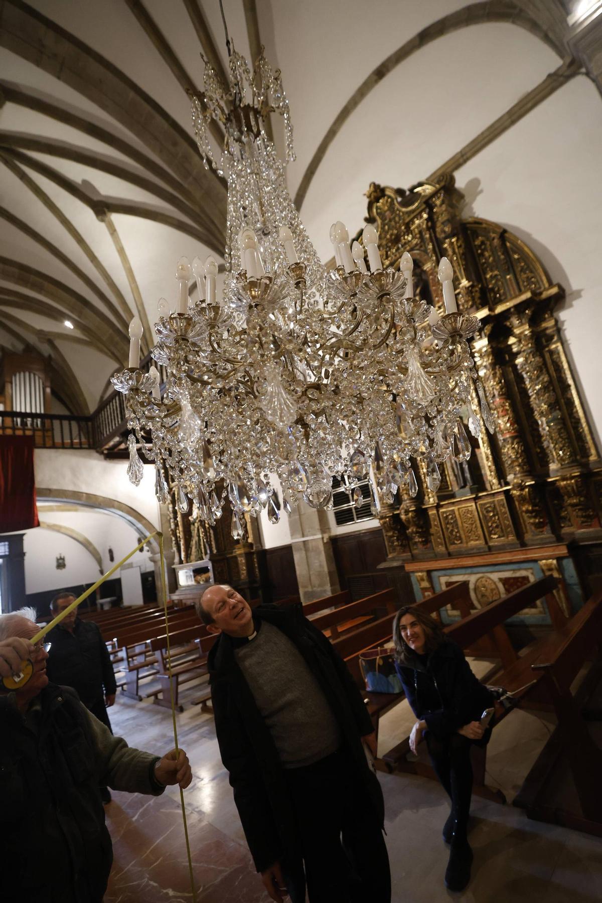 EN IMÁGENES: La iglesia de Luanco ya presume de su lámpara restaurada