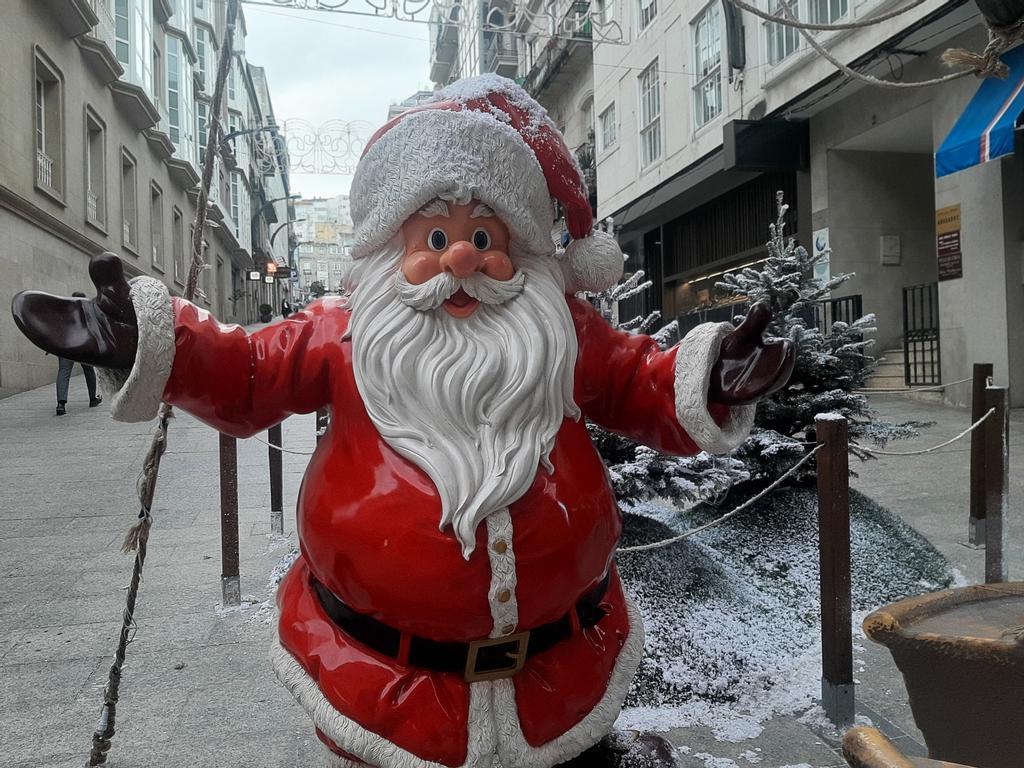 El Concello Municipal monta estatuas y decoraciones por todo el pueblo