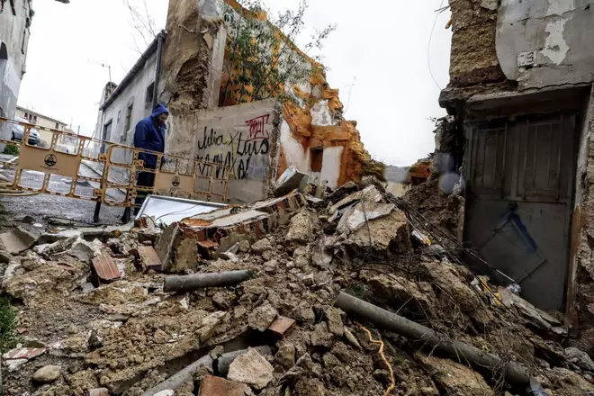 Cae el muro de un solar y parte de un edificio en el casco antiguo de Alcoy