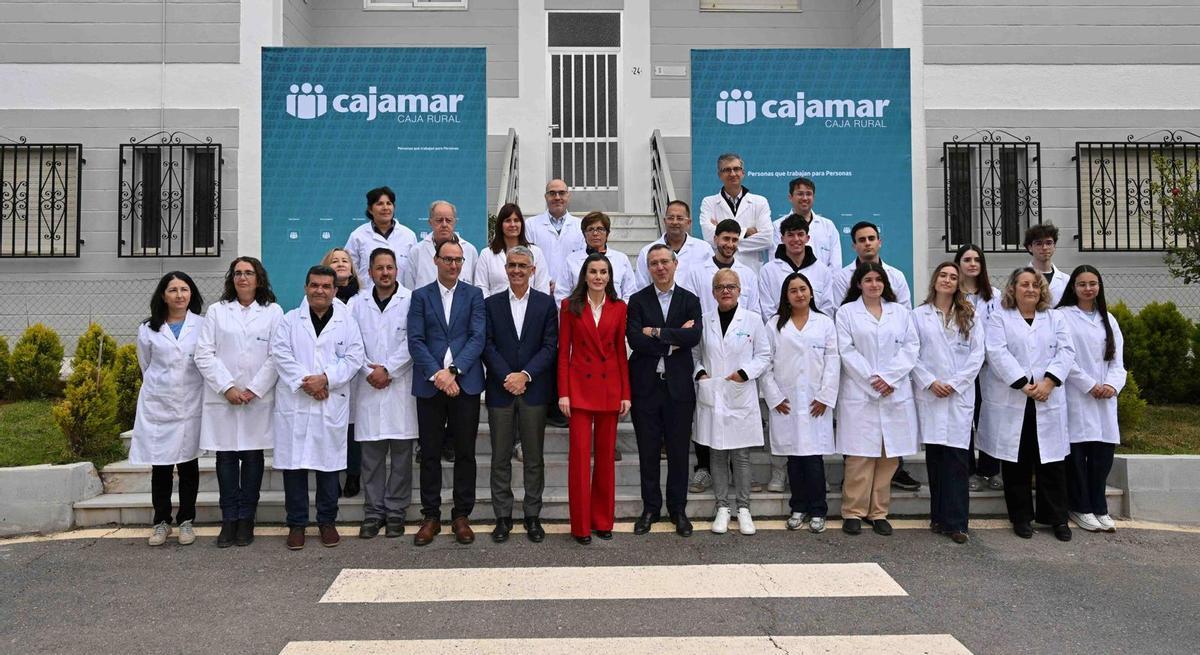 La reina Letizia, junto al equipo de la Estación Experimental Cajamar ‘Las Palmerillas’ en El Ejido (Almería)