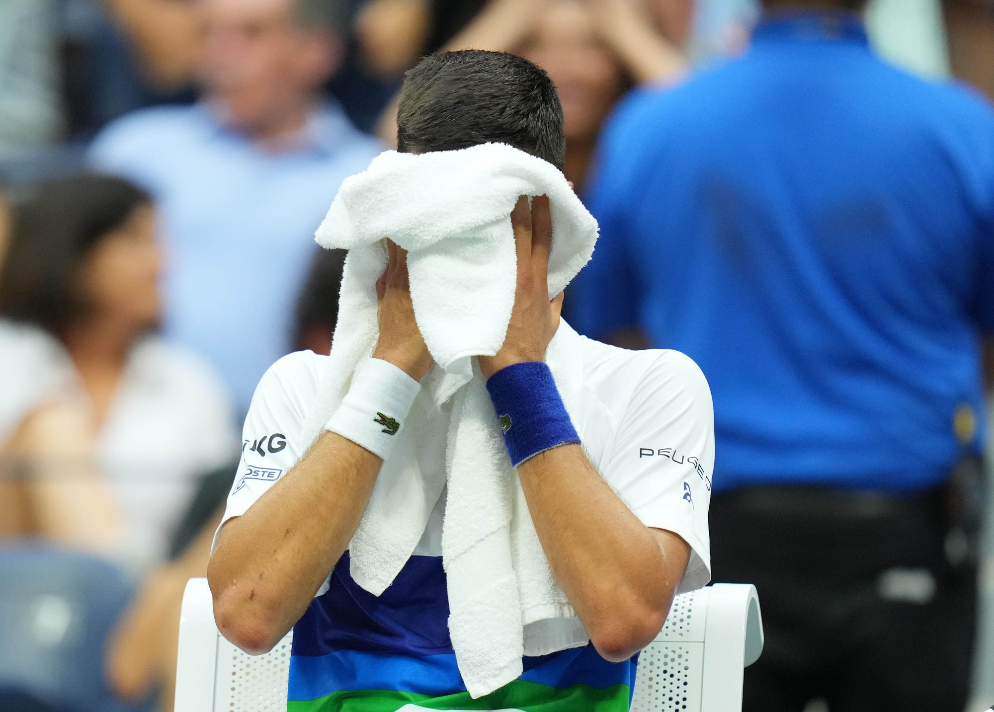 Djokovic llora tras caer en la final del US Open ante Medvedev.