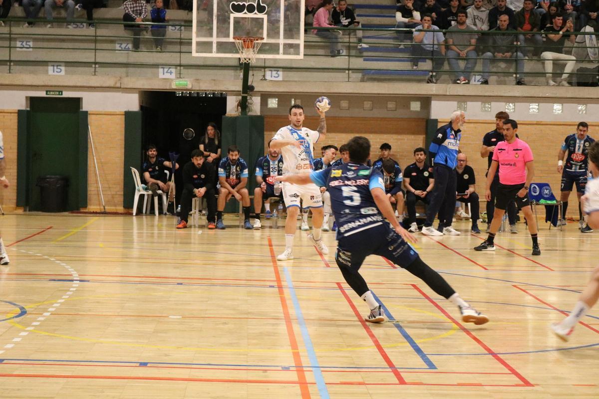 Martín Gayo en una acción de pase del duelo entre Trops Málaga y Frigoríficos del Morrazo.