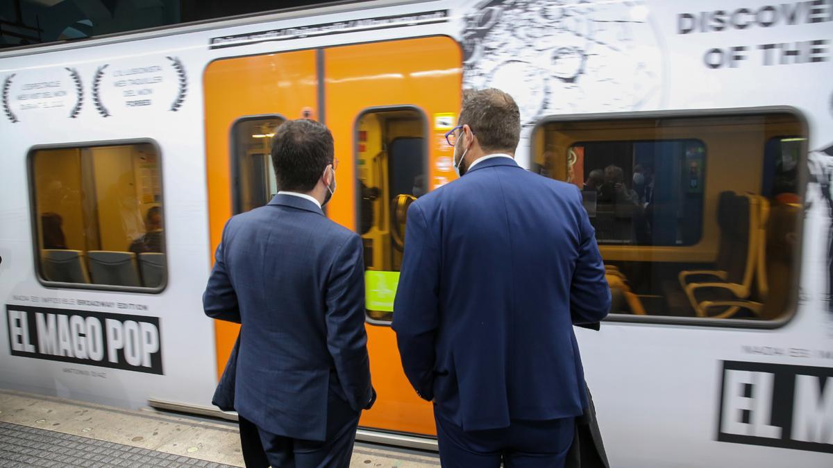 Pere Aragonès y Juli Fernàndez en el vestíbulo de la estación de FGC en Gràcia