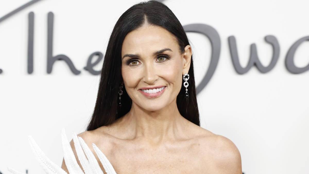 Demi Moore rompe la alfombra roja a los 61 años convertida en un cisne en blanco y negro