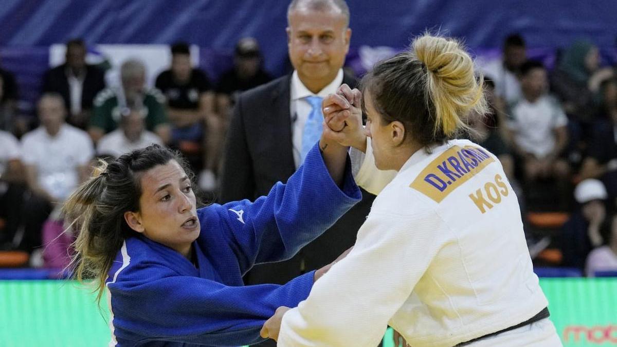 Ana Pérez, a la izquierda, durante uno de los combates de los Juegos del Mediterráneo