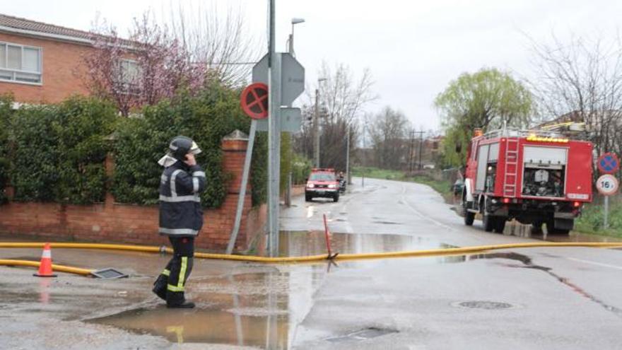 Los Bomberos intervienen para desatascar varias alcantarillas.