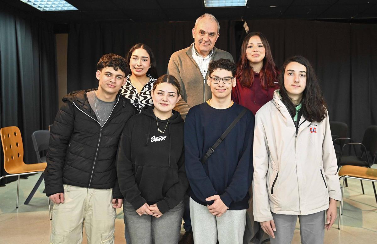 O profesor Ramón Nicolás xunto ao alumnado que elaborou o traballo: Luciano Ramos, Aracely Ramírez, Michelle Benjumea, Ian Arce, Mareling Palacios e Koldo Gondar.