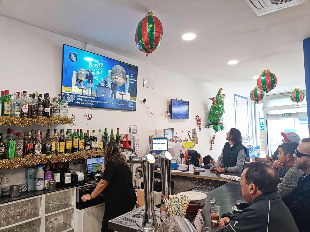 En el Bar Barrilito de Can Picafort se sigue el sorteo.