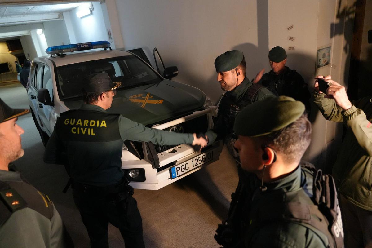 Fotogalería | El despliegue de la UCO en Hornachos, en imágenes