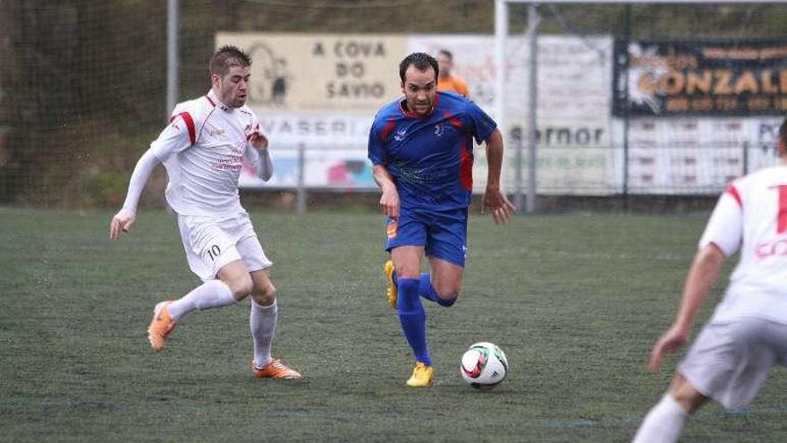 Un jugador del Barbadás controla un balón en Os Carrís. // Iñaki Osorio