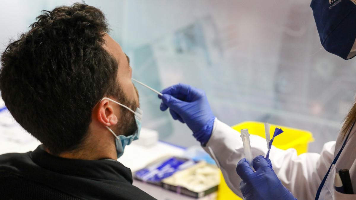 Un sanitario realiza un test de antígenos.