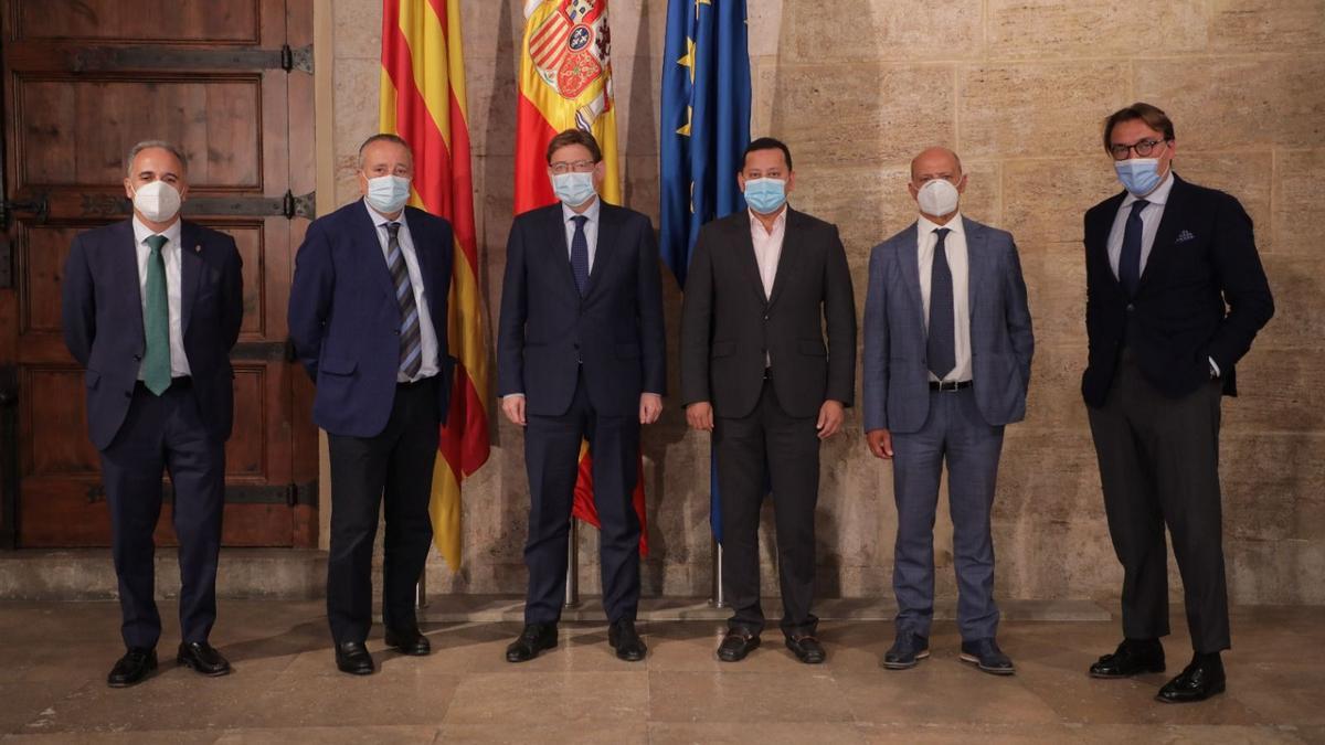 Ximo Puig, president de la Generalitat, junto a los presidentes del Villarreal, Fernando Roig, el del Valencia CF, Anil Murthy, el del Levante, Quico Catalán, y el del Elche, Joaquín Buitrago, y el consejero delegado del Valencia Basket, José Puentes.