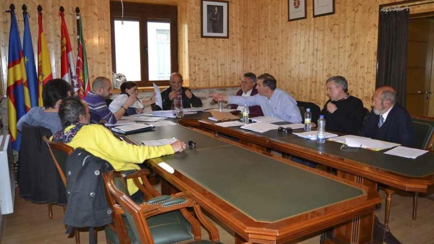 Miembros de la Corporación de Galende durante un pleno.