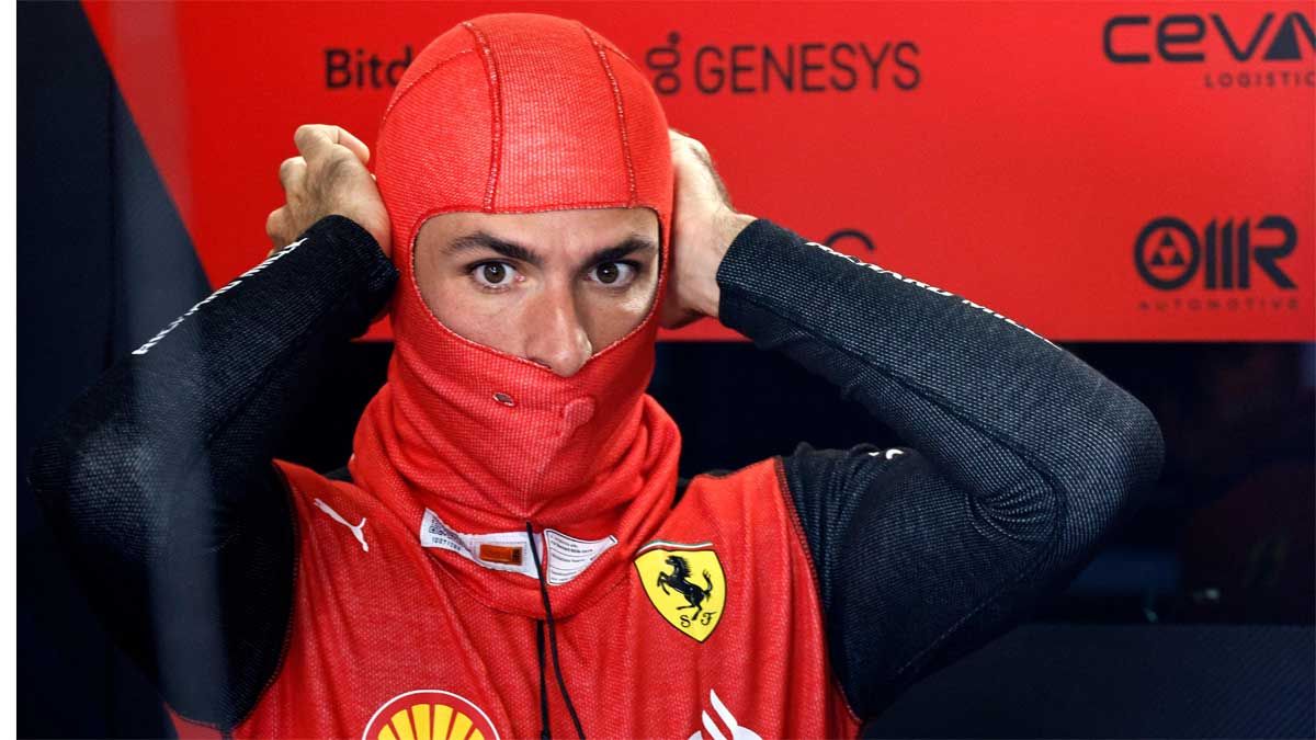 Carlos Sainz , en el box de Ferrari