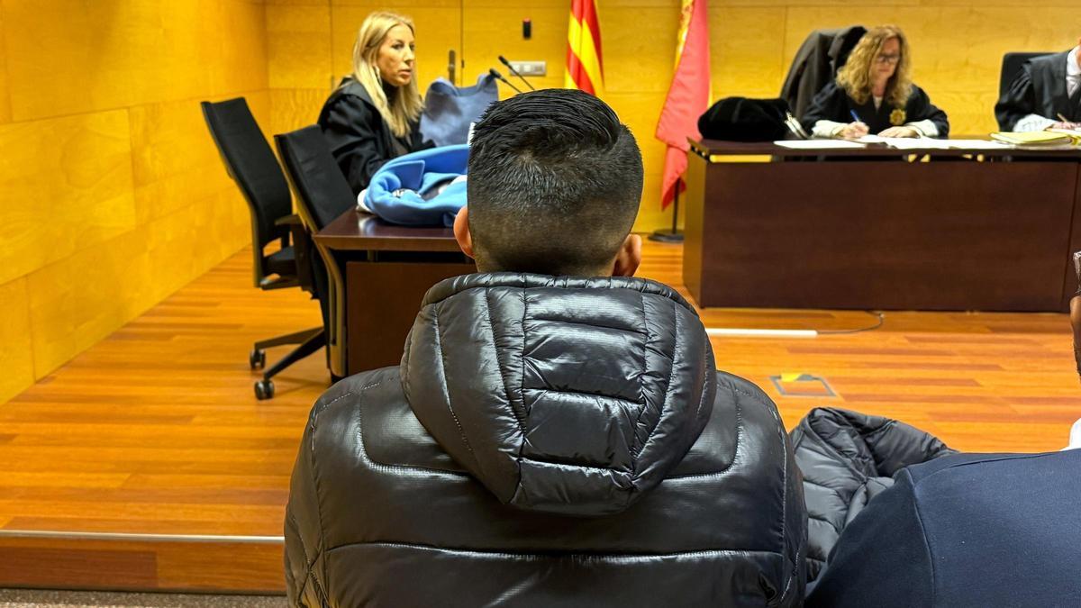 D'esquenes, l'acusat d'agredir sexualment i maltractar la parella a Salt.