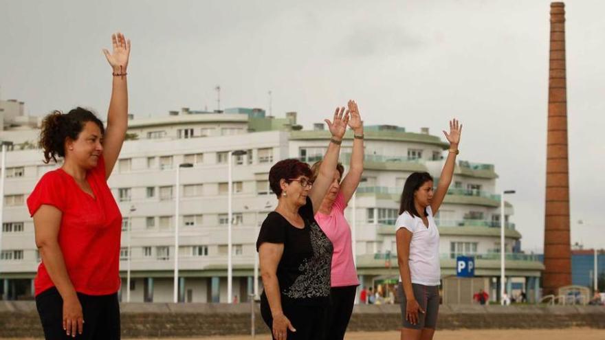 El grupo de pilates, en distintos momentos, durante una de sus clases mañaneras en la playa de Poniente.