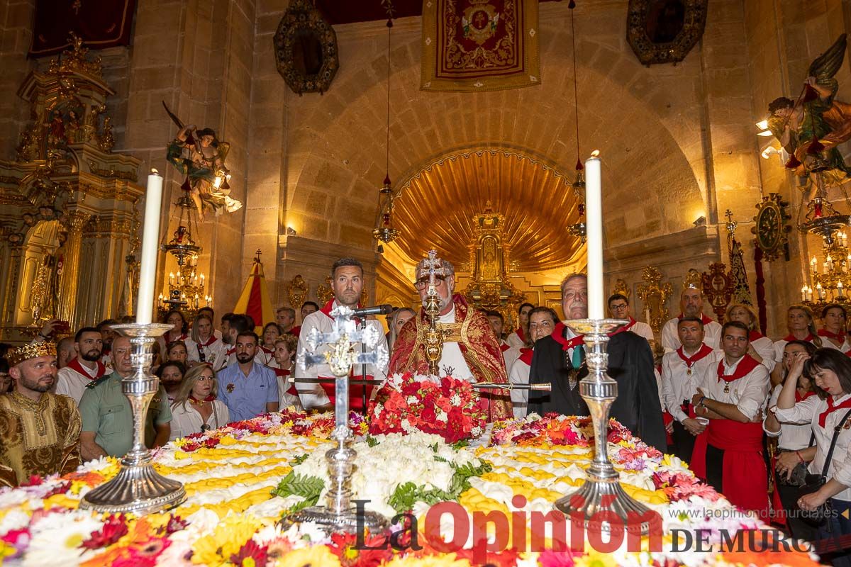 Bandeja de flores y ritual de la bendición del vino en las Fiestas de Caravaca