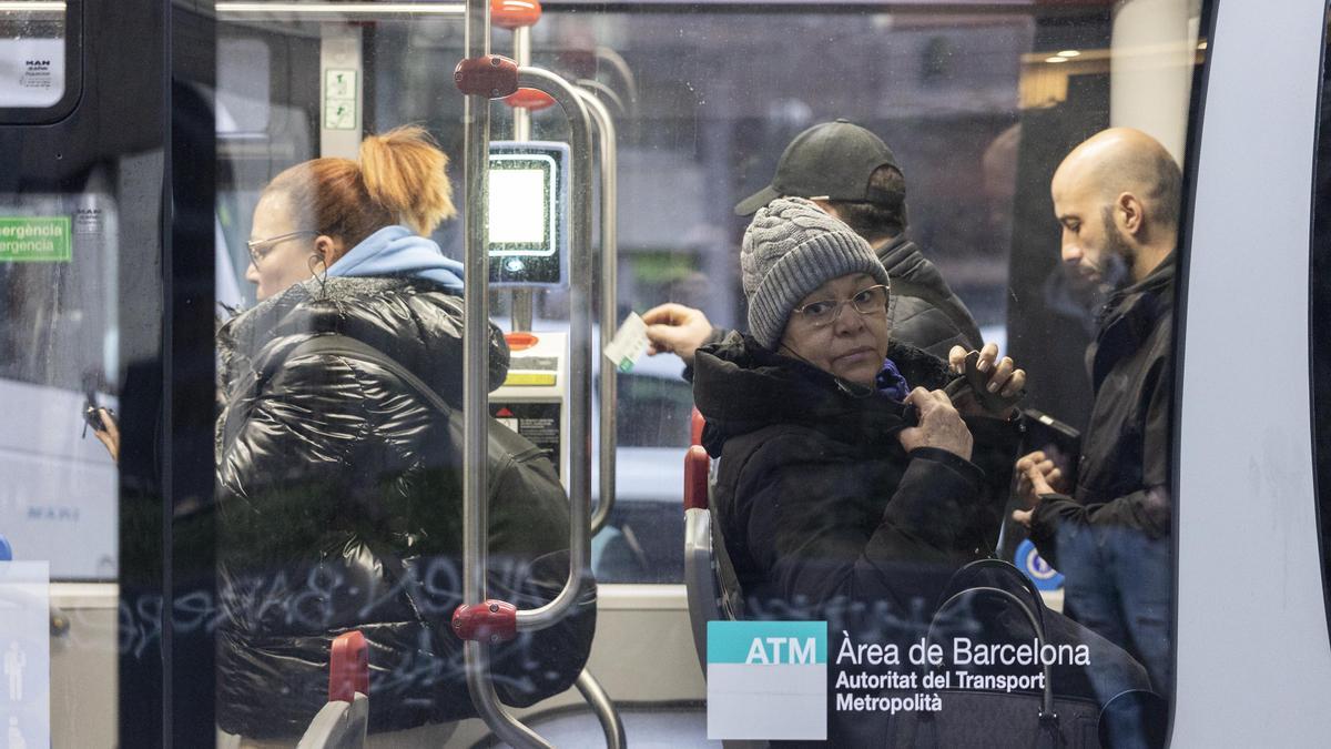 Primer día sin la mascarilla obligatoria en el transporte público