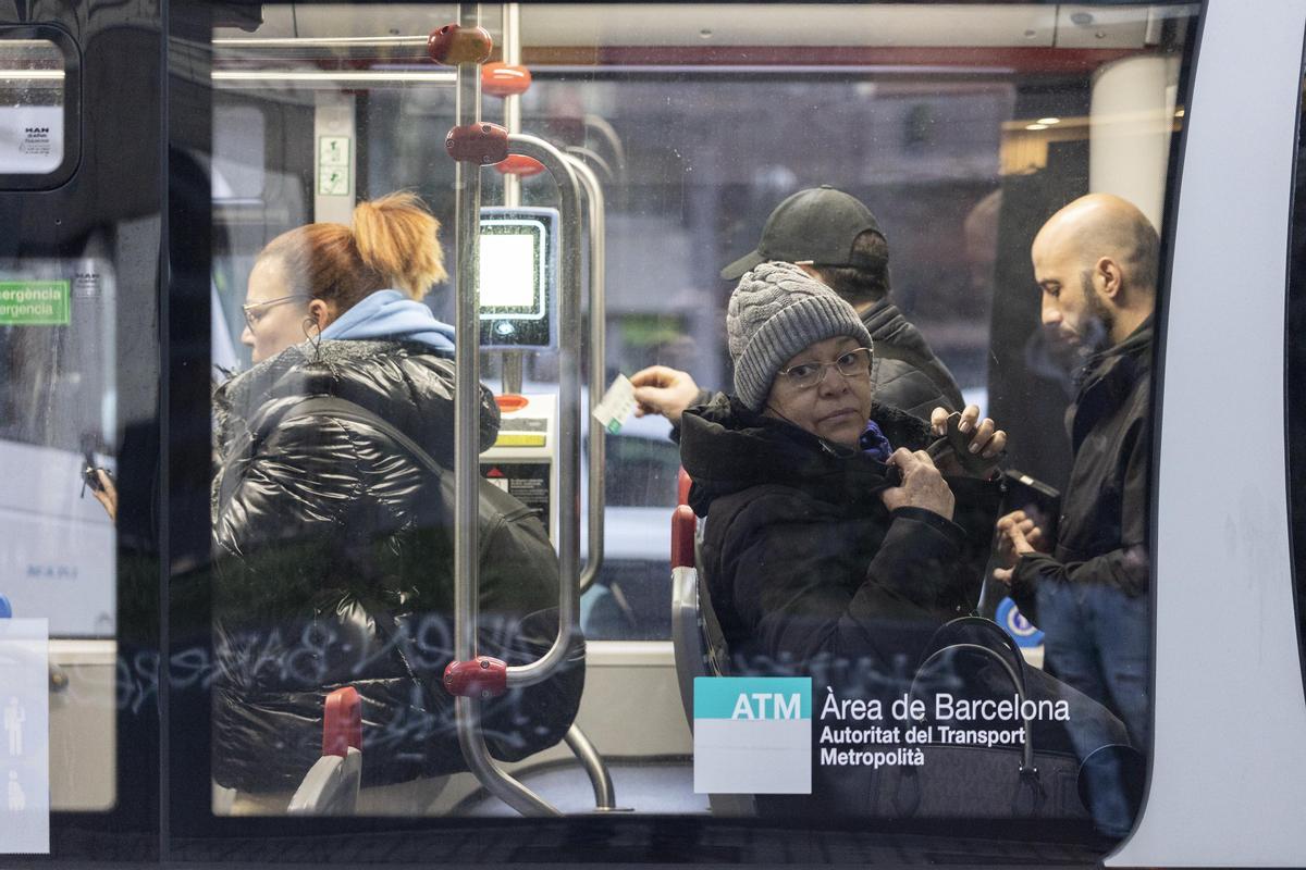 Primer día sin la mascarilla obligatoria en el transporte público