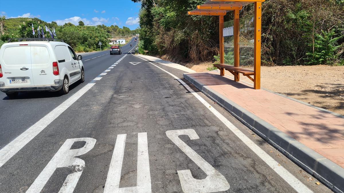 Parada de autobús instalada en la carretera de Santa Eulària.