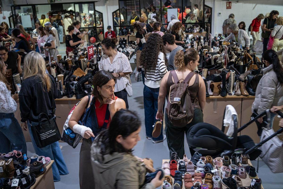Ambiente en el outlet efímero de la cadena de zapaterías Casas, que ofrece descuentos en marcas como Converse, Aro o Camper, en Barcelona, el 22 de octubre de 2025.